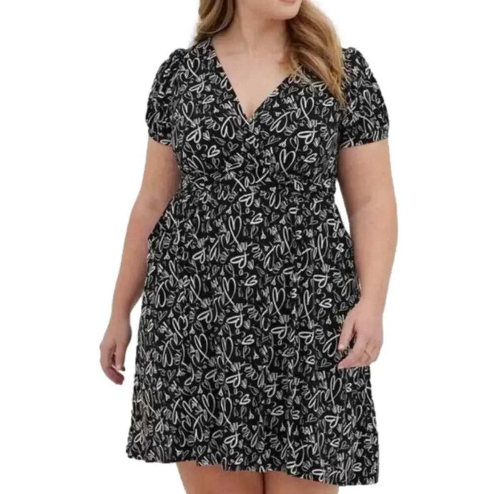TORRID Black and White Heart Design Short Sleeve Faux Wrap Dress Side Pockets 3X